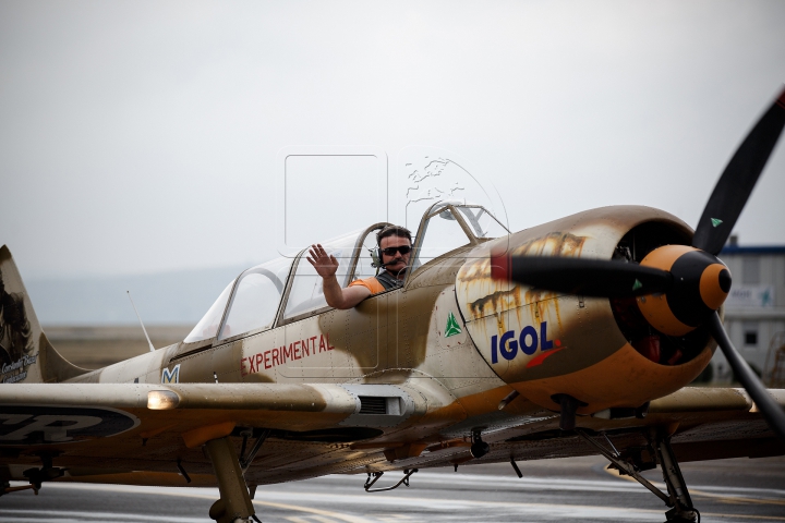 Spectacol aviatic de amploare la Aeroportul Chişinău. Principalele momente ale evenimentului (FOTOREPORT)