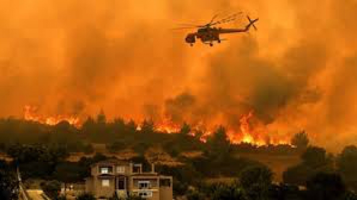 INCENDIU DEVASTATOR în Grecia. Zeci de salvatori au luptat cu flăcările