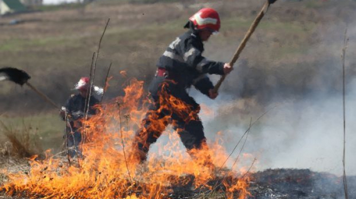 Moldova, cuprinsă de FLĂCĂRI! Timp de 24 de ore pompierii au stins peste 60 de incendii (VIDEO)