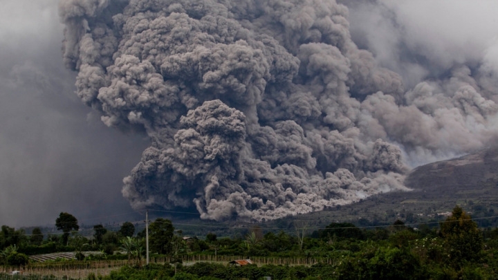 Sute de turişti, EVACUAŢI în urma erupţiei unui vulcan în Indonezia