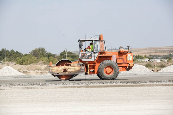 Pista Aeroportului Internaţional Chişinău, în toiul reconstrucţiei. Ce avioane vor putea ateriza (FOTOREPORT)