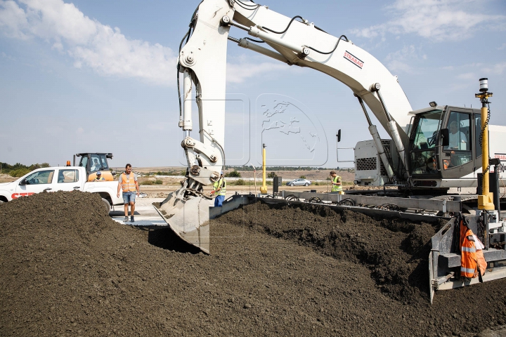 Pista Aeroportului Internaţional Chişinău, în toiul reconstrucţiei. Ce avioane vor putea ateriza (FOTOREPORT)