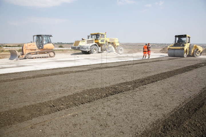 Pista Aeroportului Internaţional Chişinău, în toiul reconstrucţiei. Ce avioane vor putea ateriza (FOTOREPORT)
