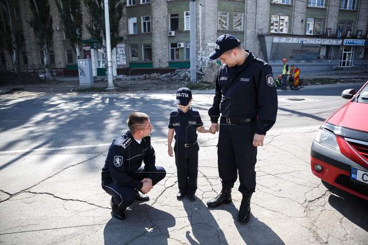 COPII ÎN UNIFORME DE POLIŢIŞTI! Ce le spuneau şoferilor pe care îi opreau în Capitală (FOTOREPORT)