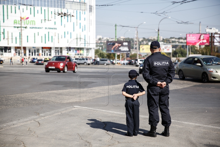 COPII ÎN UNIFORME DE POLIŢIŞTI! Ce le spuneau şoferilor pe care îi opreau în Capitală (FOTOREPORT)