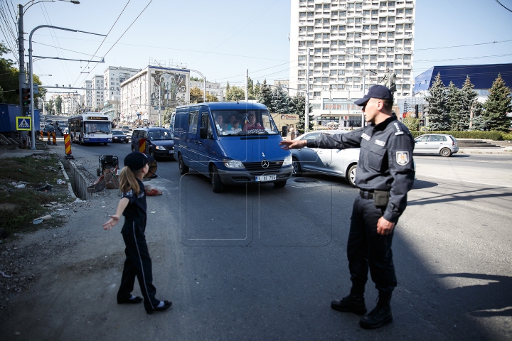 COPII ÎN UNIFORME DE POLIŢIŞTI! Ce le spuneau şoferilor pe care îi opreau în Capitală (FOTOREPORT)