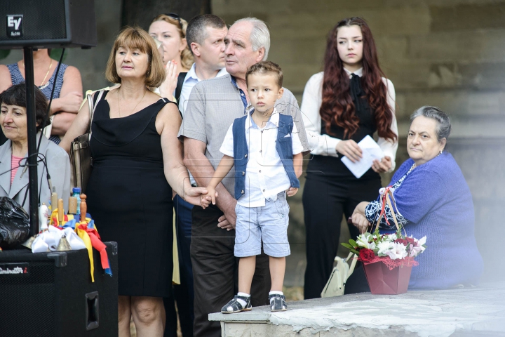 Zâmbete, emoţii şi buchete de flori. Primul sunet de clopoţel în câteva IMAGINI IMPRESIONANTE