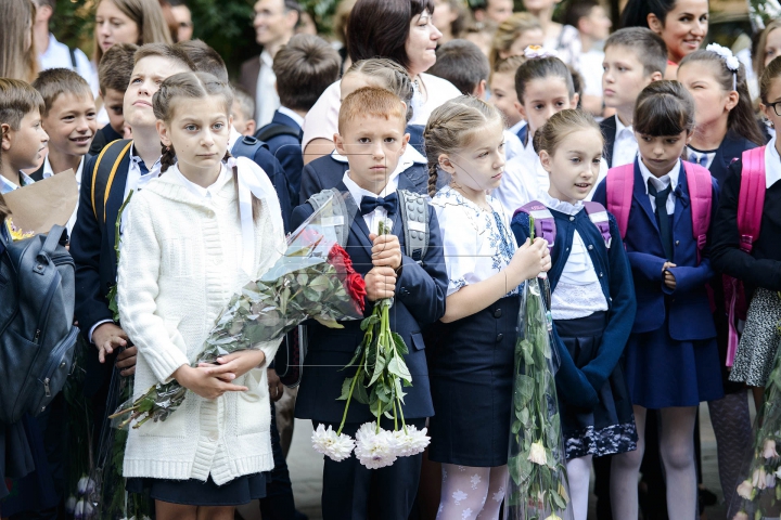 Zâmbete, emoţii şi buchete de flori. Primul sunet de clopoţel în câteva IMAGINI IMPRESIONANTE