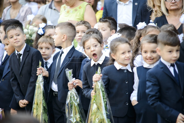 Zâmbete, emoţii şi buchete de flori. Primul sunet de clopoţel în câteva IMAGINI IMPRESIONANTE