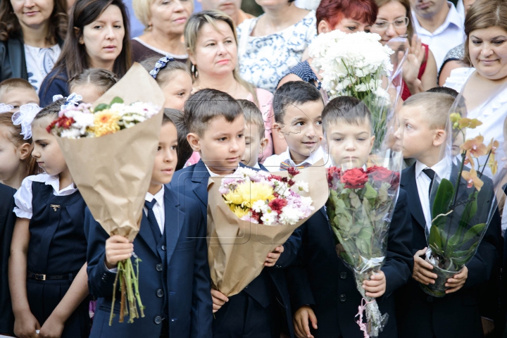 Zâmbete, emoţii şi buchete de flori. Primul sunet de clopoţel în câteva IMAGINI IMPRESIONANTE