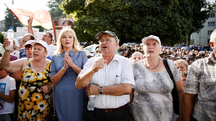 Protest la Judecătoria Buiucani! Sute de oameni cer eliberarea lui Ilan Şor (FOTO)