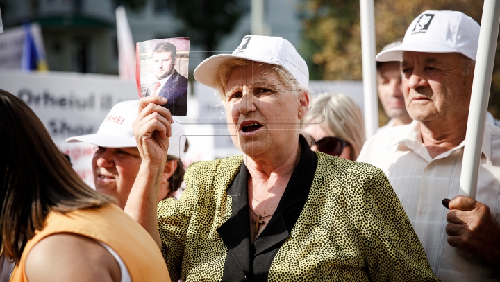 Protest la Judecătoria Buiucani! Sute de oameni cer eliberarea lui Ilan Şor (FOTO)