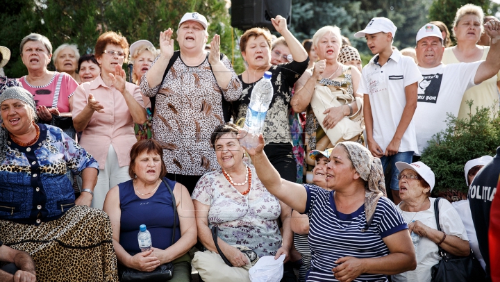 Protest la Judecătoria Buiucani! Sute de oameni cer eliberarea lui Ilan Şor (FOTO)