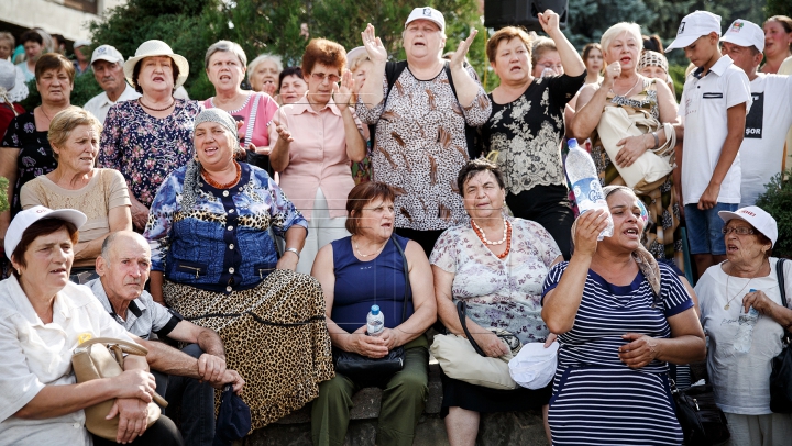 Protest la Judecătoria Buiucani! Sute de oameni cer eliberarea lui Ilan Şor (FOTO)