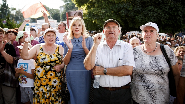 Protest la Judecătoria Buiucani! Sute de oameni cer eliberarea lui Ilan Şor (FOTO)