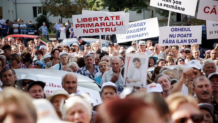 Protest la Judecătoria Buiucani! Sute de oameni cer eliberarea lui Ilan Şor (FOTO)