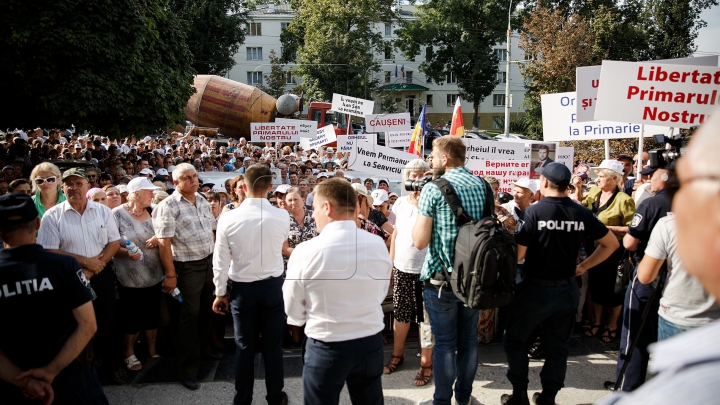 Protest la Judecătoria Buiucani! Sute de oameni cer eliberarea lui Ilan Şor (FOTO)