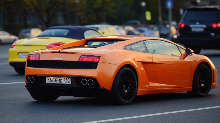 DISTRACŢIE PERICULOASĂ! Copii bogătaşilor ruşi se plimbă prin Moscova cu un Lamborghini cu numărul 666