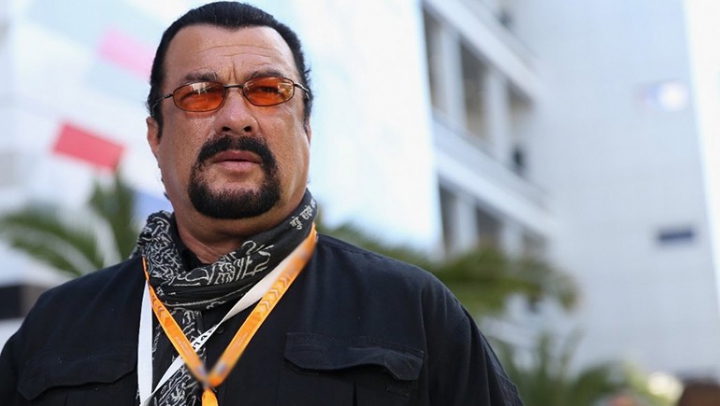 Face colecţie de paşapoarte! Steven Seagal ar putea deveni în curând cetăţean al Rusiei