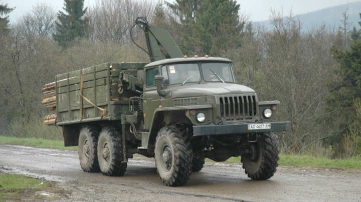 NO COMMENT! Cum s-a scufundat un camion cu tot cu încărcătură (VIDEO)