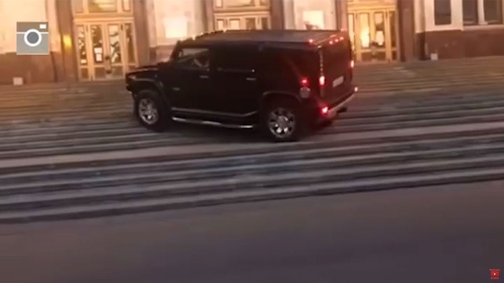 Copiii oligarhilor ruşi se plimbă cu Hummer-ul pe scările Universităţii de Stat din Moscova (VIDEO)