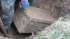 Au găsit un cufăr imens îngropat în curtea casei. Când l-au deschis AU RĂMAS ŞOCAŢI (FOTO)