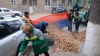 NO COMMENT! Măturătorii din Rusia folosesc drapelul naţional pe post de pungă pentru frunze (VIDEO)