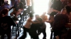 Au refuzat să achite bonul de plată într-un bar şi s-au luat la harţă cu agenţii de pază. Ce a urmat (VIDEO)