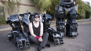 Halloween: Un britanic a creat un costum de robot de peste trei metri înălțime