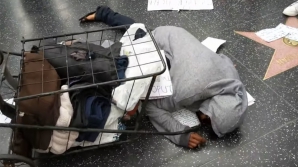 O femeie fără adăpost, ATACATĂ de o mulțime furioasă. Care este MOTIVUL (VIDEO)