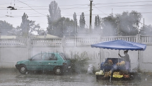 VREME REA în toată ţara. Meteorologii au emis COD PORTOCALIU DE PLOI FOARTE PUTERNICE
