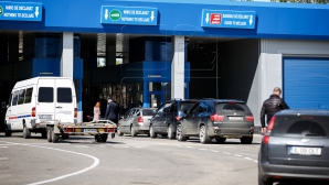 Piese auto destinate comercializării ilegale, camuflate printre colete (FOTO)