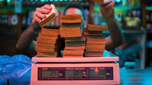 ŞOCANT! În magazinele din Venezuela banii sunt puși pe cântar