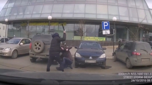 IMAGINI ŞOCANTE: Un bărbat, AGRESAT în plină stradă de un necunoscut. Care este motivul (VIDEO)