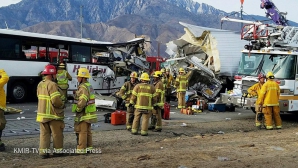 GRAV ACCIDENT în California: 13 MORŢI şi 31 RĂNIŢI după ce un autocar s-a lovit violent cu un camion