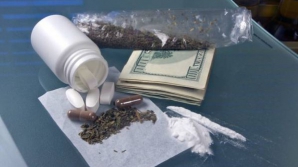 Voiau să consume droguri și ar fi reușit dacă... Cum au fost prinși de polițiști