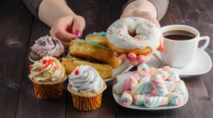 Studiu: Dieta bogată în zahăr întârzie răspunsul neuronilor care semnalează saţietatea, declanşând riscul de a mânca în exces 