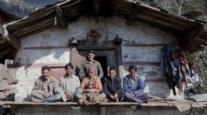 LUMEA E ŞOCATĂ! O tânără este căsătorită cu cinci frați şi nu ştie care este tatăl copilului