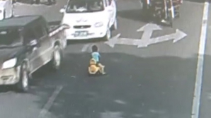 NO COMMENT: Un copil se plimbă cu bicicleta printre maşini. Ce a urmat (VIDEO)