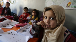 Anchetă BBC: Copii sirieni refugiaţi fac ILEGAL îmbrăcăminte pentru britanici. REACŢIA brand-urilor