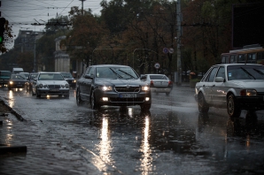 INUNDAŢII pe o stradă din Capitală. Apa ţâşneşte ca un gheizer (FOTO)
