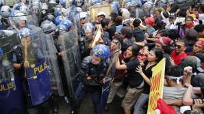 Filipine: Mai multe persoane lovite de mașini ale poliției la un protest din fața ambasadei SUA din Manila