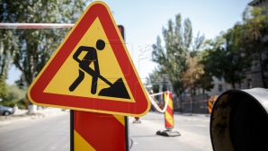 Harnicii în momentul inoportun! Muncitorii repară asfaltul pe timp de ploaie (VIDEO)