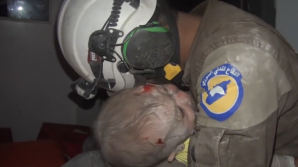 IMAGINI EMOŢIONANTE! Un bebeluș de o lună a fost salvat în urma bombardamentelor din Siria (VIDEO)