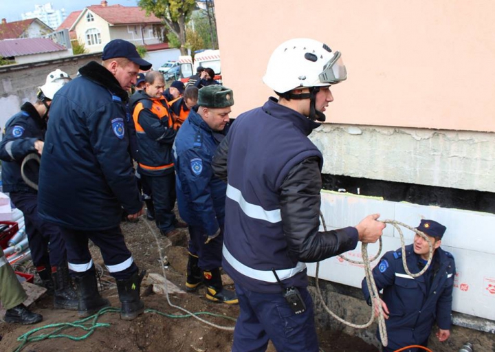 La un pas de moarte! Un mal de pământ s-a PRĂBUŞIT peste un bărbat din Capitală (FOTO/VIDEO)