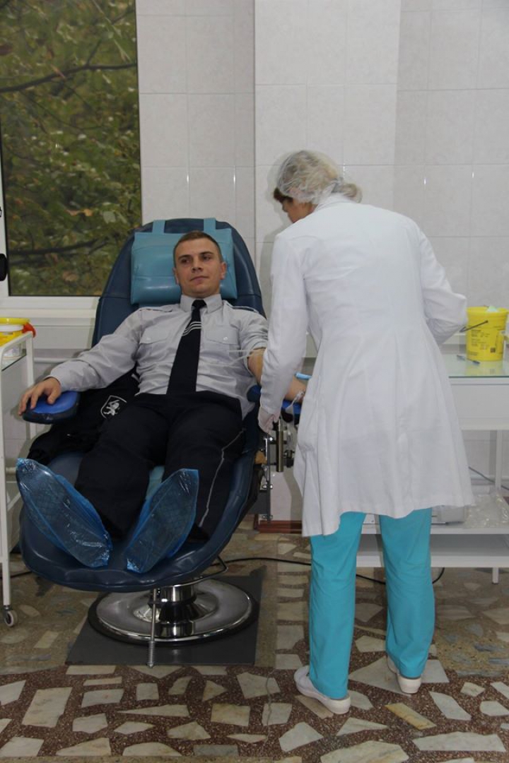 Gest demn de laudă! Zeci de poliţişti au donat sânge pentru micuţii diagnosticaţi cu leucemie (FOTO)