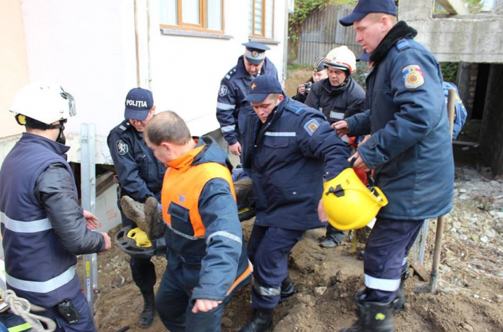 La un pas de moarte! Un mal de pământ s-a PRĂBUŞIT peste un bărbat din Capitală (FOTO/VIDEO)