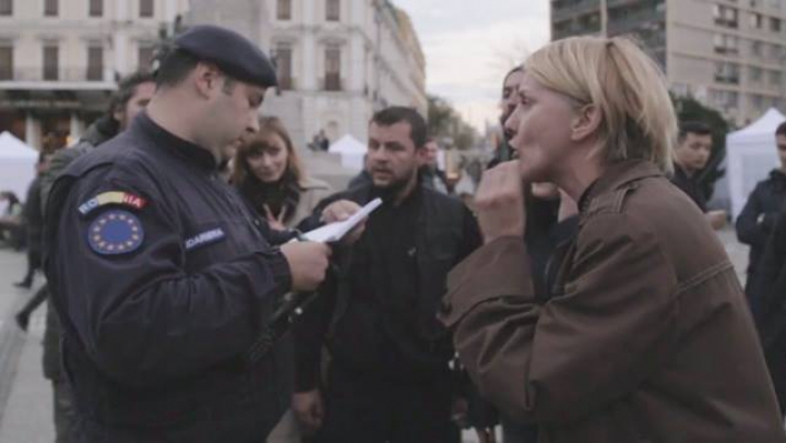 Jandarmii au luat cu asalt nişte actori în timp ce jucau o piesa de teatru în stradă. MOTIVUL INCREDIBIL