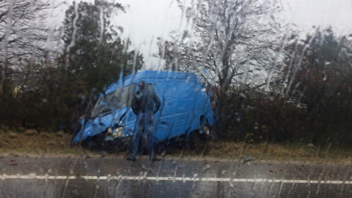 ACCIDENT RUTIER pe traseul Chişinău-Stăuceni. Două maşini, AVARIATE (FOTO)