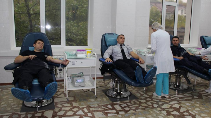 Gest demn de laudă! Zeci de poliţişti au donat sânge pentru micuţii diagnosticaţi cu leucemie (FOTO)